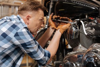 Çok hassas olmak dikkatli yetenekli makinist