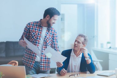 Proje tartışıyor neşeli profesyonel iş arkadaşları