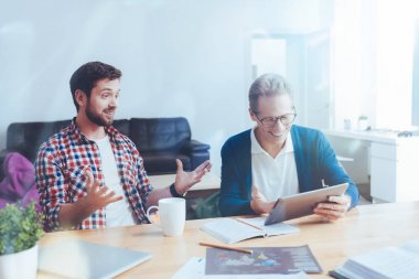 Ofiste oturan neşeli arkadaşları