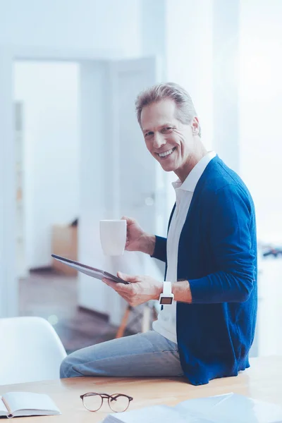 Positiv amn sitter på kontoret — Stockfoto