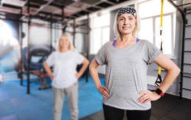 Onun kalçalarına ellerini dinlenme hoş sportif kadın