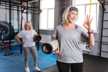 Ok işaret gösteren neşeli aktif kadın