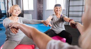 Onların fitness egzersiz zevk neşeli arkadaşlar