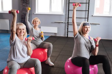 Sportif aktif kadınlara dumbell ile çalışma dışarı