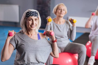 Kasları bina mutlu aktif kadın