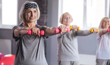 Kendine güvenen yaşlı kadın gücünü geliştirme