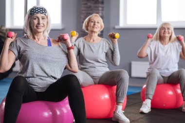 Birlikte spor pratik hoş sportif kadın