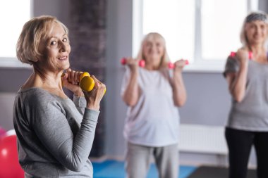 Sana bakmak hoş yaşlı kadın