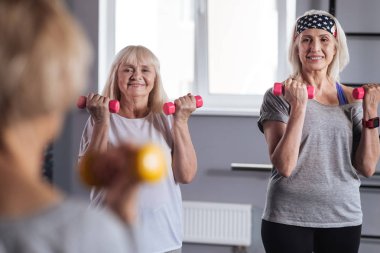 Koç ile çalışma dışarı hoş pozitif kadın
