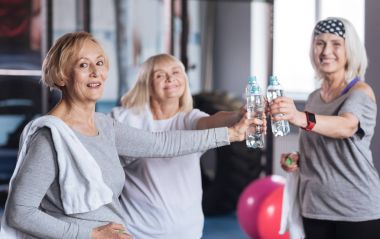 Mutlu pozitif kadın içme suyu