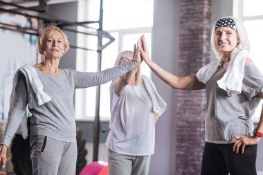 Çak bir beşlik veren memnun yaşlı kadınlar