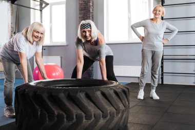 Memnun sportif kadın büyük bir lastik kaldırma
