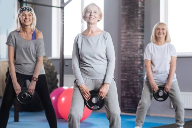 Neşeli sportif kadın fitness sınıfı