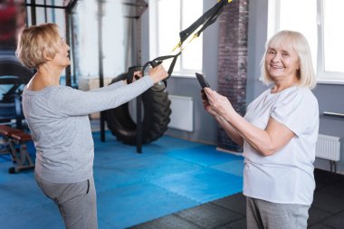 Bir smartphone tutan neşeli mutlu kadın