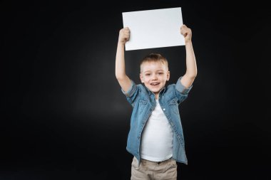 Her iki kolu yukarı doğru yükselen memnun küçük çocuk