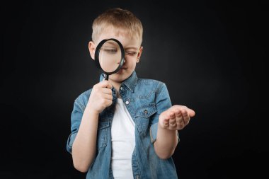 Büyüteç Camı tutan meraklı adam çocuk