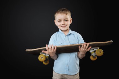 Doğruca kameraya bakarak çekici çocuk-adam