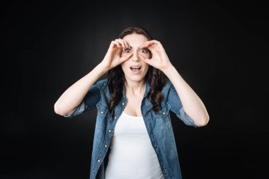 Mutlu kadın açtı ağzını tutulması