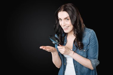 Büyüteç camı sol elinde tutan çekici kadın