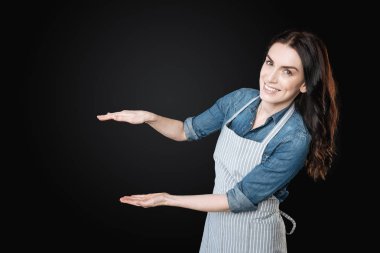 Çekici esmer kameraya gülümseyen