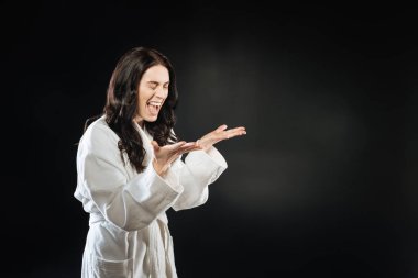 Duyguları ifade ederken jest kullanan güzel kadın