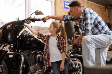 Tutkulu sevimli büyük motosiklet tarafından hayran