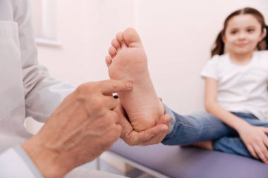 Bir check-up çalıştıran vicdanlı tanınmış doktor