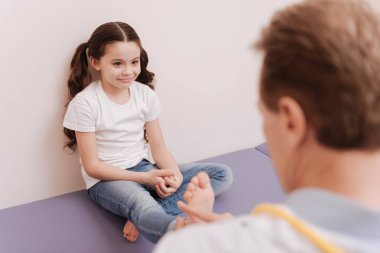 Sevimli küçük hanımefendi doktor ofisinde