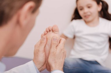 Yetenekli eğitimli romatolog hastalar ayak tedavi