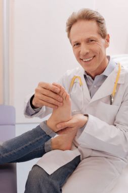 Bir Danışma çalışan harika deneyimli doktor