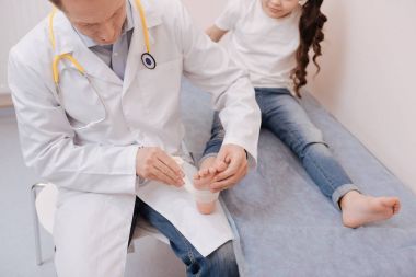 Yerel romatolog esaret kızlar ayak etrafında kaydırma odaklı