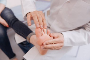 Eğitimli bilge romatolog eserlerindeki dikkatli