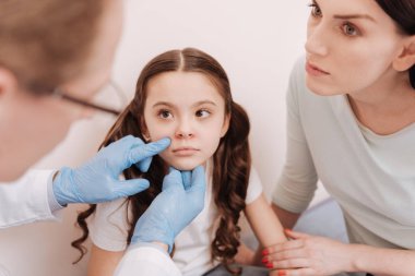 Küçük hanımlar cilt inceleyerek önemli dermatolog odaklı