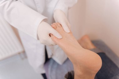 Yetenekli eğitimli romatolog doğru noktalar vurmak