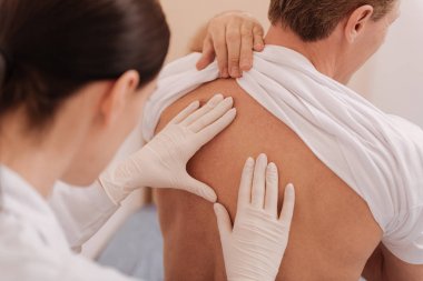 Omurgasına gösterilen endişe olgun adam