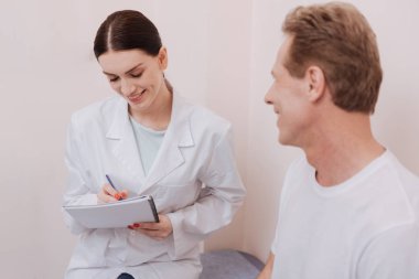 Şirin mükemmel doktor hastasını ile sohbet