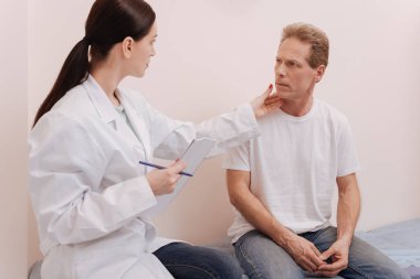 Bakarak dikkatli dikkatli doktor cilt mans