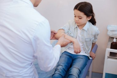 Kolunu tutan güzel şirin kız