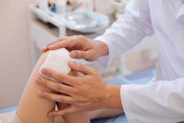 Bandajlı diz yara yakın çekim