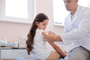 Ciddi yakışıklı Doktor hastasına yardım