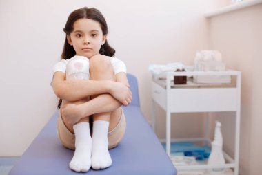 Sana bakarken üzgün mutsuz kız