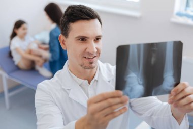 Güzel memnun Doktor hastasına hakkında mutlu olmak