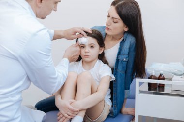 Güzel bakım anne kızının oturan