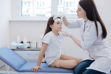 Kızlar kafa tutan güzel hoş doktor