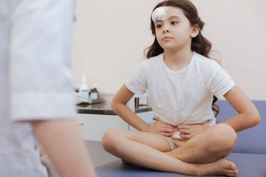 Midesini tutan mutsuz mutsuz kız