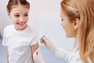 Yüzünde gülümseme tutmak neşeli kız portresi