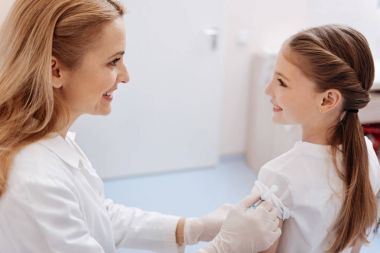 Çekici aile doktor hastasını hastalıklara karşı telkih