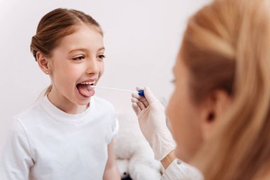 Küçük hastasını muayene yetkili doktor