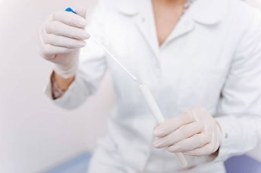 Test tüpü tutan eller yakın çekim