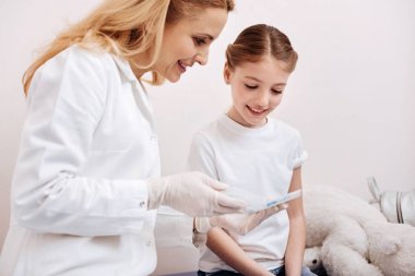 Gülümseyen aile doktoru kutusu tabletler için açık